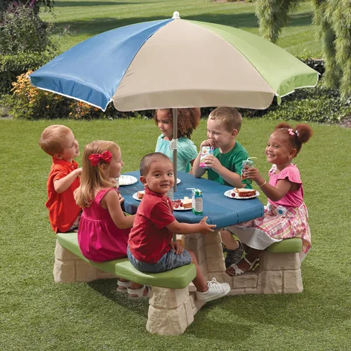 Vista 2 de Mesa para picnic con bancos y sombrilla Step2, para niños