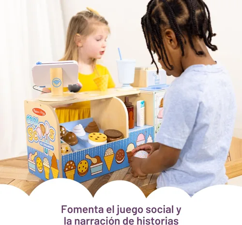Vista 4 de Melissa & Doug Cool Scoops Ice Creamery, tienda de helados de madera y mostrador con comida de juguete y accesorios de cocina de juguete, juguetes