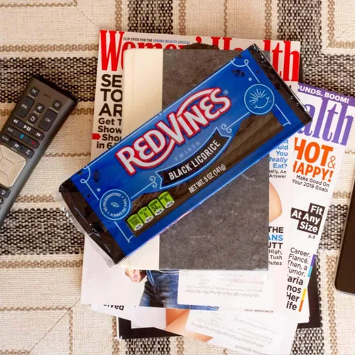 Vista 8 de Red Vines - Giros de regaliz negro, bandeja de 5 onzas (paquete de 24), caramelos suaves y masticables a la antigua moda