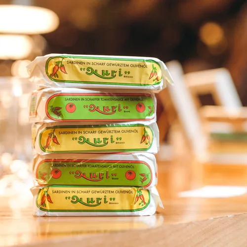 Vista 4 de NURI Sardinas portuguesas en aceite de oliva - Paquete de 10 - (latas de 4.4 onzas)