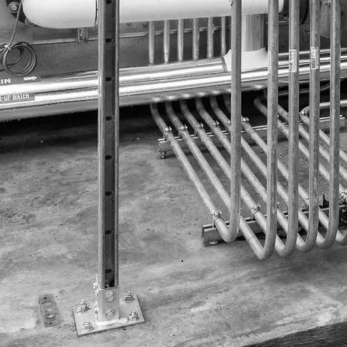 Vista 4 de Newhouse Electric Conector de base de poste cuadrado de acero Soporte de montaje de puntal de un solo canal en ángulo de acero de 3 pulgadas