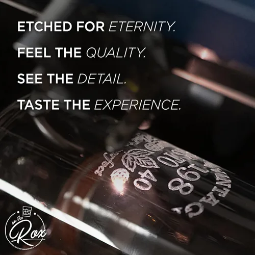 Vista 7 de On The Rox Drinks Regalos de vino para mamá, copa de vino grabada sin tallo de 17 onzas con texto en inglés "Mom, The Title Above Queen", divertido