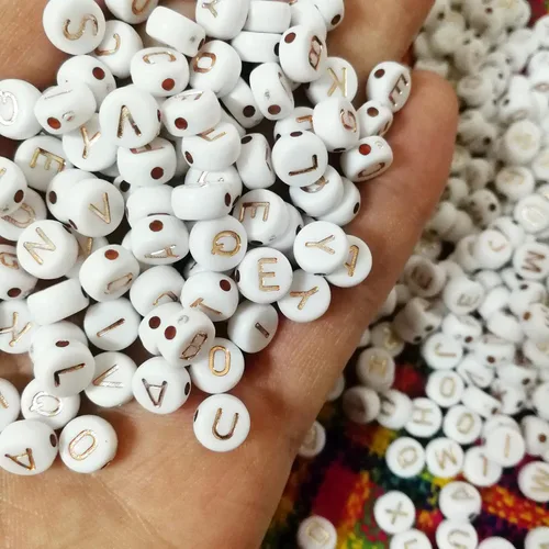 Vista 3 de Amaney - 1000 cuentas redondas de acrílico blanco de 0.236 x 0.186 pulgadas con letras del alfabeto de oro rosa para hacer joyas