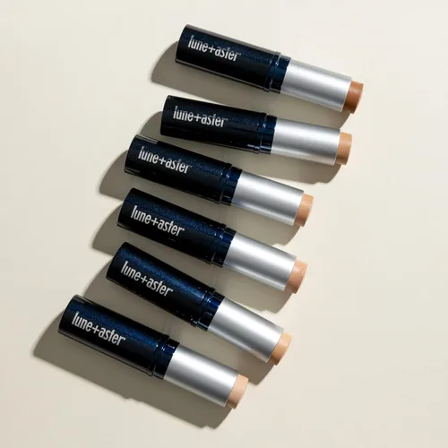 Vista 2 de Lune+Aster Barra de base Dawn to Dusk - Una barra de base en crema infundida con ingredientes buenos para ti que ofrece una cobertura duradera e