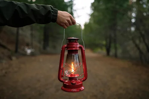 Vista 3 de Stansport Hurricane Lantern – Classic Metal Kerosene Oil Lamp with Glass Globe and Adjustable Wick – Portable Emergency Lighting & Decorative