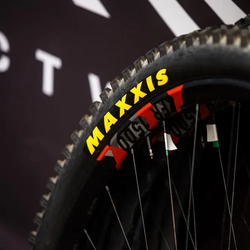 Vista 8 de MAXXIS Minion DHF - Compuesto dual - Clasificación E25, sin cámara Banda de rodadura centrada en el estándar de gravedad de oro