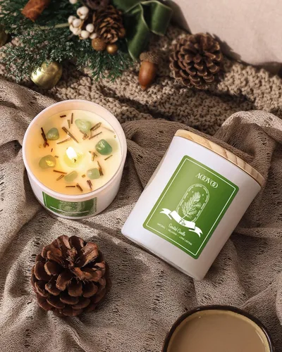 Vista 4 de AOOVOO Velas perfumadas de abeto para mujer, vela de aromaterapia con cristales en el interior, velas de soja de 10 onzas para el hogar, regalos
