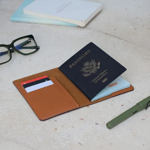 Vista 6 de Wanderlust Collection - Soporte de cuero personalizado para pasaporte - Regalos de viaje, El mundo espera, Cartera Rfid