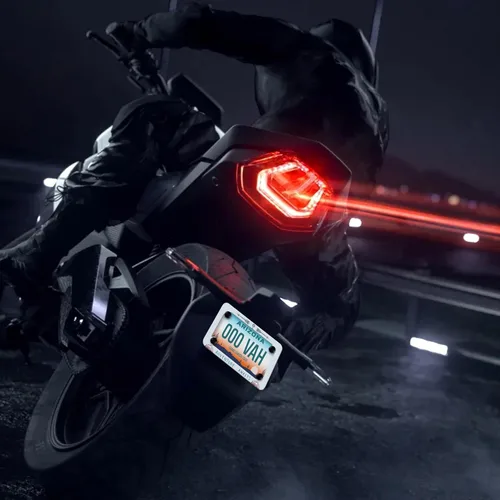 Vista 7 de Marco de matrícula de motocicleta Adventure Awaits con estampado tribal de montaña, material de acero inoxidable, divertido soporte para placa