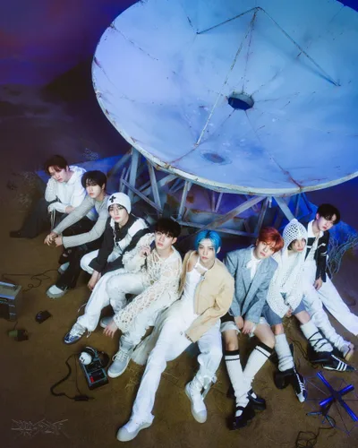 Vista 3 de Stray Kids -Star Rock-Star 8th Mini álbum POSTCARD versión aleatoria CD+8p Postal + 1p Letras Papel + 1p Mini Póster Plegado en Paquete+1p