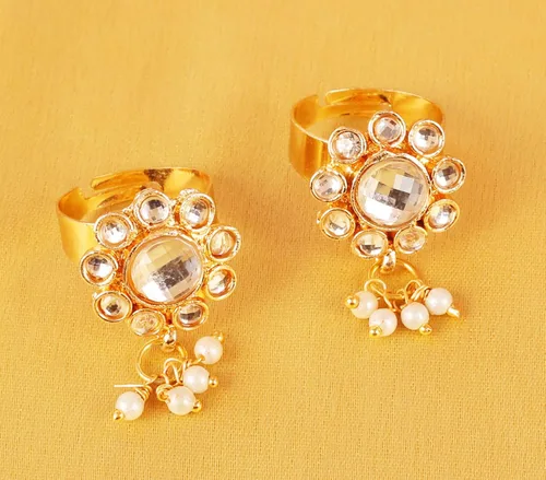 Vista 2 de Touchstone Anillos de dedo del pie de la joyería de diseño étnico tradicional de Bollywood indio en tono dorado o blanco para mujer.