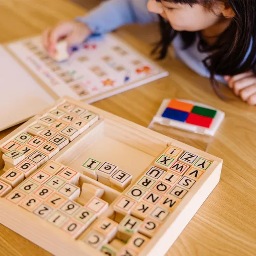 Vista 7 de Melissa & Doug - Juego de sellos de madera con letras y números ABC 123 con libro de actividades (idioma español no garantizado), 4
