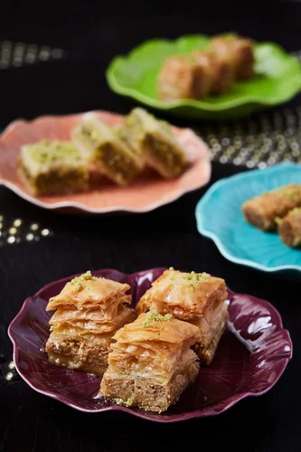 Vista 10 de Cedar Pastries Surtido de Baklava de 19 piezas - Caja de regalo de postre mediterráneo - Pasteles filo de pistacho, anacardos y nueces - Dulces