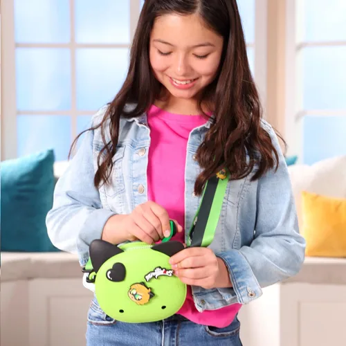 Vista 3 de Miraculous Ladybug - Bolso Pop n' Swop, con 4 insignias, asa y cremallera, bolso impermeable ligero y duradero (Wyncor)