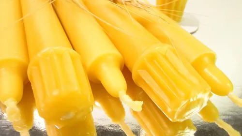 Vista 2 de Velas cónicas coloniales 100% de cera de abejas orgánicas hechas a mano, 8 pulgadas de alto, 7/8 pulgadas de diámetro; (2)