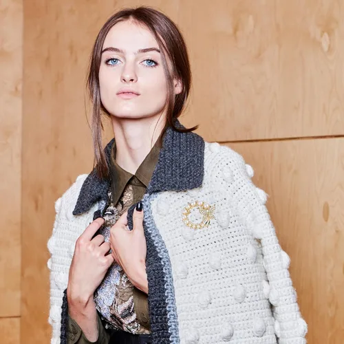 Vista 2 de Broches de perlas para mujer, broche de flores, accesorio de ropa elegante, para decoración de sombrero de vestir, novia, compromiso, joyería de boda