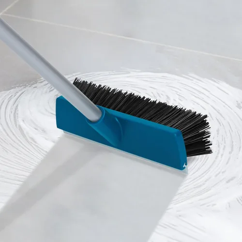 Vista 7 de Cepillos de cerdas rígidas para cubiertas para fregar de servicio pesado con espátula de goma, cepillo de limpieza de mango largo de 142 cm