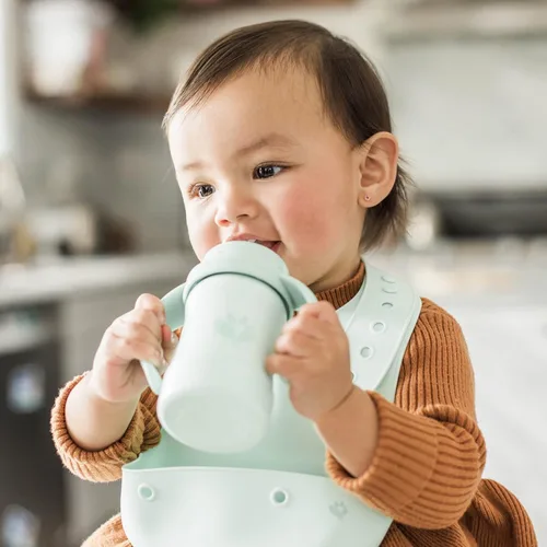 Vista 3 de Green Sprouts® Sprout Ware® Sip & Straw 6oz, 6mo+, plástico vegetal, silicona curada con platino, apto para lavavajillas, crece con el bebé, probado