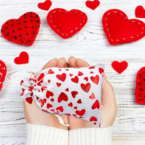 Vista 4 de eyigylyo Bolsa de arpillera de corazón para el día de San Valentín con cordón, 12 bolsas de dulces de San Valentín, bolsas de joyería para el día