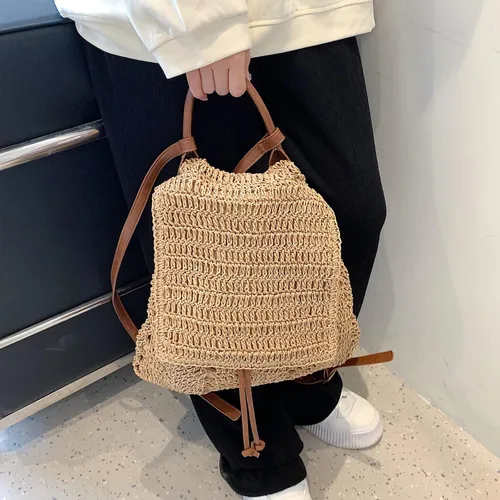 Vista 4 de OWGSEE Mochila de paja tejida hecha a mano de ganchillo con solapa y cordón estilo bohemio para mujer, vacaciones, Caqui