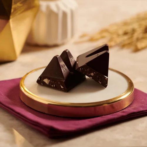 Vista 8 de Toblerone Juego de regalo de chocolate suizo, chocolate con leche, chocolate blanco y almendra caramelizada salada crujiente, barras de 9 - 3.52