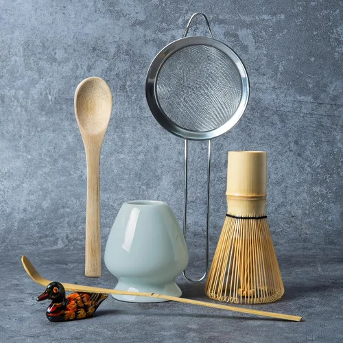 Vista 12 de Juego de batidor de matcha, kit para hacer matcha con batidor (soporte Chasen), soporte de batidor de cerámica (negro), pala de bambú, tamizador