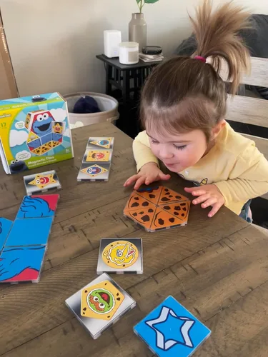 Vista 3 de CreateOn Juego magnético con formas de monstruo de galletas de Barrio Sésamo, juguetes de construcción magnéticos, juguetes educativos STEM
