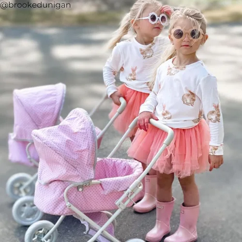 Vista 12 de Olivia's Little World - Cochecito de estilo buggy para muñeca con toldo retráctil, almacenamiento debajo, moisés desmontable, bolsa de viaje