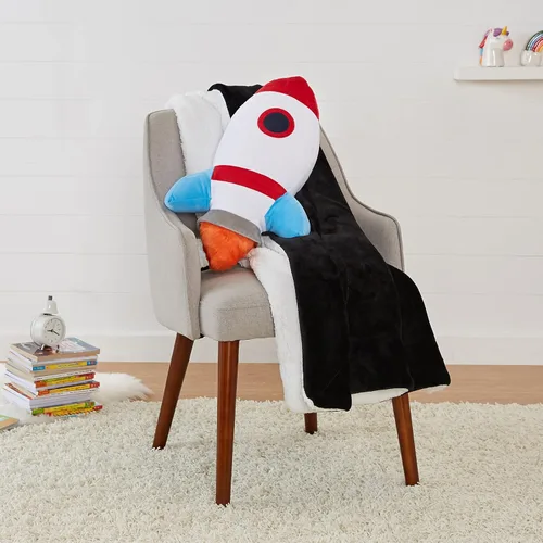 Vista 5 de Amazon Basics Decoración de habitación de niños, almohada decorativa de cohetes espaciales, nave espacial, poliéster, surtido, 16.5 x 4 pulgadas