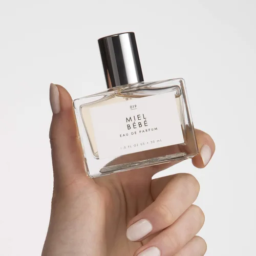 Vista 143 de Le Monde Gourmand Fraise Fouettée Eau de Parfum - 1 fl oz (1.0 fl oz) - Notas de perfume de vainilla, fresa, azúcar