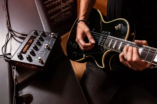 Vista 2 de IK Multimedia TONEX Pedal: Pedal de efectos múltiples estéreo para guitarra y bajo con 150 preestablecidos, 15 FX Pre/Post, afinador, Tap Tempo