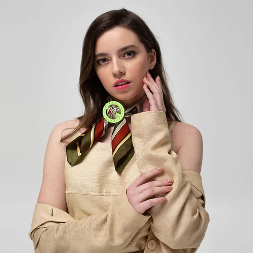 Vista 4 de HESTYA 4 clips de camiseta de los años 80, accesorios de los años 80 para mujer, vestido de plástico, bufanda, anillo, clips de camisa de moda