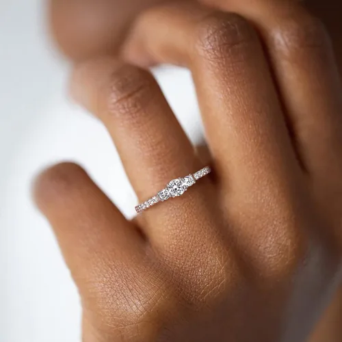 Vista 4 de SHINYSO Alianza de boda para mujer, anillo de compromiso de circonita cúbica, anillo de compromiso de aniversario y promesa de eternidad, anillo