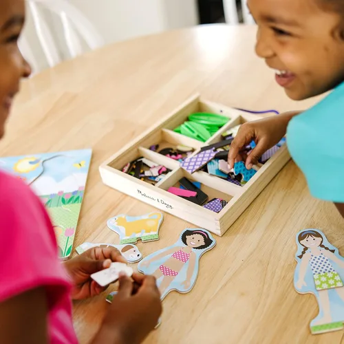 Vista 8 de Melissa & Doug Best Friends - Juego de Muñecas de Madera Magnéticas para Vestir de Juego de Simulación (78 piezas)