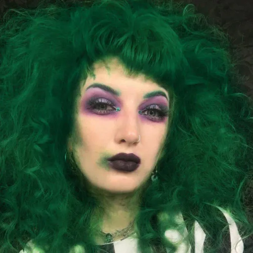 Vista 103 de Manic Panic - Crema clásica para teñir los cabellos de color naranja psicodélico y estilo atardecer. Fórmula semi-permanente.