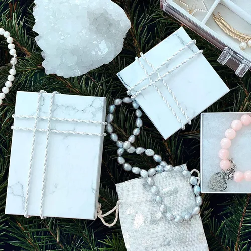 Vista 5 de TheDisplayGuys - Paquete de 100 cajas de regalo de papel de cartón relleno de algodón #32, color blanco mármol (3 14 x 2 14 x 1 pulgadas), Algodón