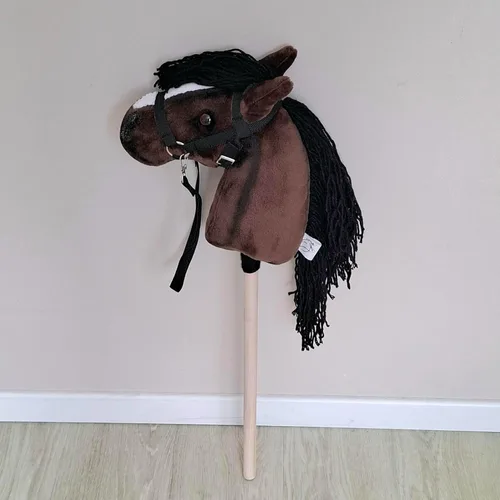 Vista 8 de Set de Caballo Pasatiempo - Caballo Pasatiempo Castaño en Palo con Brida y Cabestrillo - Caballo Pasatiempo para Niños A4