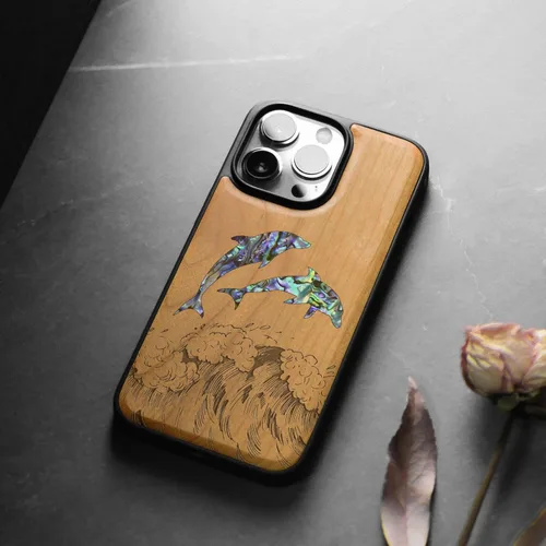 Vista 4 de Carveit Funda protectora de madera de diseñador para iPhone 13 Pro (grabado de madera e incrustaciones de carcasa), compatible con 13 Pro MagSafe