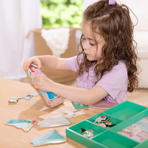 Vista 3 de Melissa & Doug Disney Princess Ariel - Juego de muñeca magnética de madera para disfrazarse (más de 30 piezas)