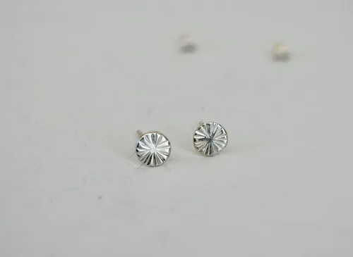 Vista 4 de Aretes modernos de plata de ley martillada de 0.197 in, piercing de lóbulo relleno de oro, diseño de sol
