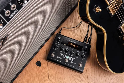 Vista 3 de IK Multimedia TONEX Pedal: Pedal de efectos múltiples estéreo para guitarra y bajo con 150 preestablecidos, 15 FX Pre/Post, afinador, Tap Tempo