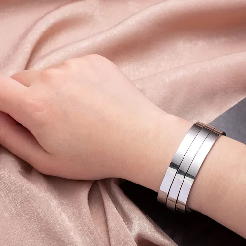 Vista 3 de JoycuFF Pulsera para mujer, brazalete blanco abierto, inspirador, joyería grabada con mantra de aliento