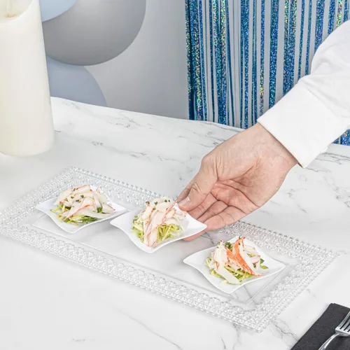 Vista 5 de Restaurantware Platos de postre de 3 x 3 pulgadas, 100 platos de cóctel pequeños, bordes ondulados cuadrados, platos desechables de plástico blanco