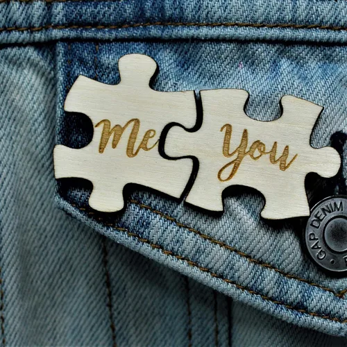 Vista 2 de You and Me Puzzle Piece 2 Pin Set Lindo rompecabezas hecho a mano, regalo para el día de San Valentín para parejas
