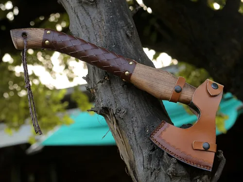 Vista 6 de ANCILLA Hacha vikinga de 16 pulgadas para camping, hecha de hoja de acero al carbono forjada a mano y mango de palisandro, el hacha viene con funda