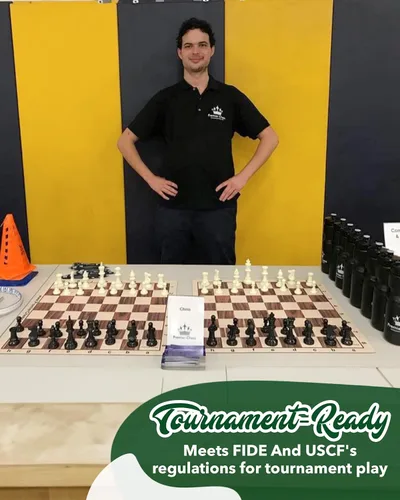 Vista 4 de WE Games Juego de ajedrez – estilo torneo con 34 piezas, tablero enrollable de vinilo, bolsa de almacenamiento y dados ecualizadores. Ideal