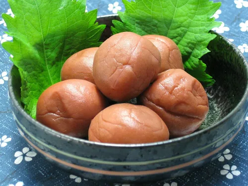 Vista 3 de Pasta japonesa de ciruela Umeboshi con shiso (8.8 oz/250g) - Ciruela encurtida, sin gluten, vegana, salsa de ciruela asiática, comida japonesa