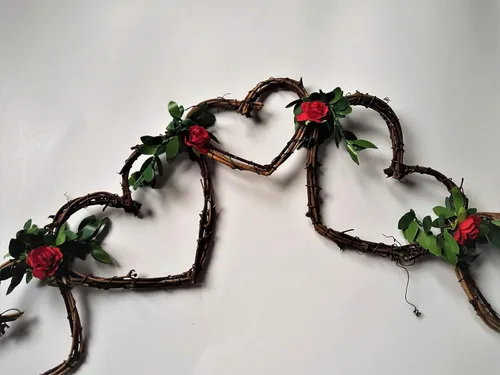 Vista 4 de Guirnalda rústica de vid en corazones y rosas, elige longitud, decoración de San Valentín, decoración de recepción de boda
