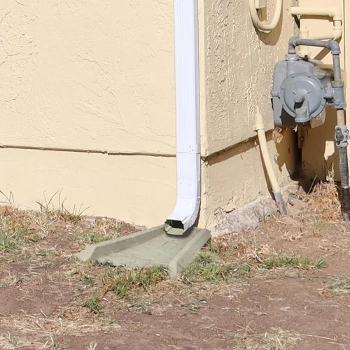 Vista 5 de Suncast Compuesto de poliéster fácil de usar, decorativo para exteriores, canaleta de lluvia Downspout, bloque de salpicaduras para desagües debajo