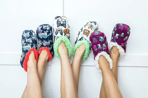 Vista 4 de Lazy One Pantuflas de pies mullidos para mujer, lindas pantuflas de casa con forro polar, bonitos diseños de animales